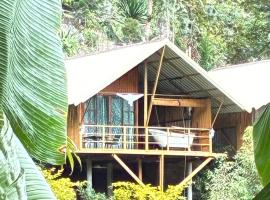 มาค่ะ ฟาร์มสเตย์ ห้วยเขย่ง สวนคุณตา สวนทุเรียนทองผาภูมิ, hotel in Ban Diso