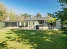 4 Bedroom Lovely Home In Væggerløse, four-star hotel in Marielyst