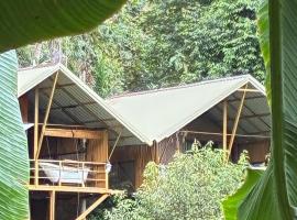 Maka farmstay Thong Pha Phum สวนคุณตาฟาร์มสเตย์, отель в городе Ban Diso