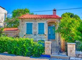 MINIQ HOMES 102 - Historical Stone House with Garden Cinema