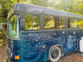 Magic Bus on river w/hot tub at Smuggler's Notch
