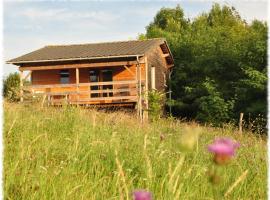 Chalet au calme avec terrasse, acceptant les animaux, parking et Wi-Fi inclus - FR-1-584-108, hotel in Velle-sur-Moselle