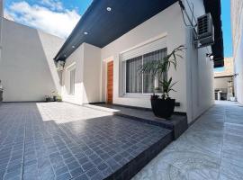 Vivi la comodidad de una casa pensada para vos, hotel i Lanús