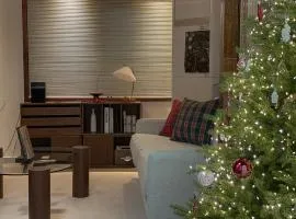 Licensed Private hanok with Courtyard for 7, 10 min to metro