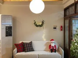 Licensed Private hanok with Courtyard for 7, 10 min to metro