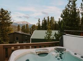 Breck Ski Chalet, Pet Friendly, Private Hot Tub and Scenic Views, hotel v destinaci Breckenridge