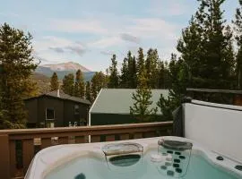 Breck Ski Chalet, Pet Friendly, Private Hot Tub and Scenic Views