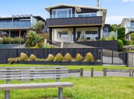 Wow On Wanaka Bay - beachfront living at its best, hotel in New Plymouth