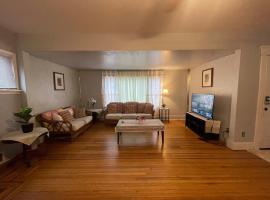 Buffalo 4BR Home 5 Beds, Near Airport & Downtown, hotel i Buffalo