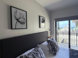 Mountain Bay Apartment with Sea and Mountain Views, hotel i Simonʼs Town