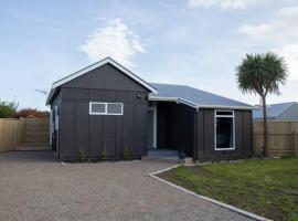 The Window Seat - pet-friendly 1BR apartment, hotel in Waitara