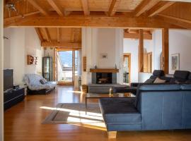 Cozy alpine loft with fireplace, Hotel in Lenz