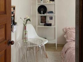 Private Bedroom in Apartment, хотел в Сеул