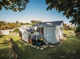 Oakura Circle - authentic Kiwi bach by the beach