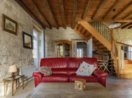 Hameau Grande Varenne - Gites de charme avec piscine – hotel w mieście Charroux-dʼAllier