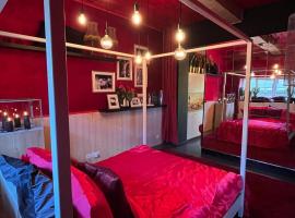 Romantic house with hot tub, hotel u gradu Poelkapelle