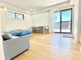 Master room with Ensuite Near Train Station Airport