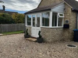 Cherry Tree Cottage in idyllic Cotswold village