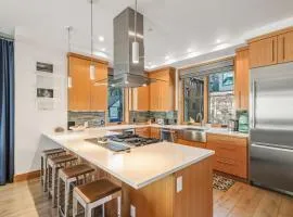 Luxury Townhome On Depot, 3 Mins Walk To Main St Gondola, Heated Garage, Private Roof Top Hot Tub, townhouse