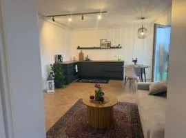 Moderne Wohnung mit Terrasse und Gartenblick