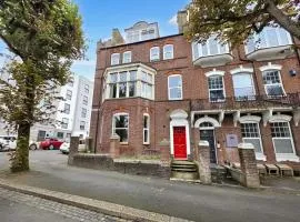 City Centre Flat with Free Parking, King Bed and Terrace