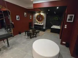 Love room - Jacuzzi - Salle de jeux complète