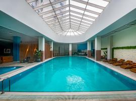 30th Floor, Sky Views, Balcony, Pool, Gym, Spa, hotel en Skopje