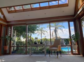 Hillside Retreat with Pool, hotel mesra haiwan peliharaan di Flagstaff Hill