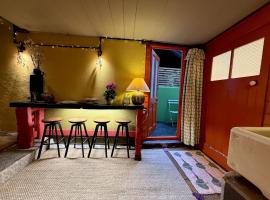 Charming two-bedroom apartment, One Drake Road, Tavistock，位于塔维斯托克的酒店