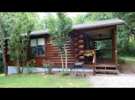 Cozy Cabin Retreat Close to Rivers and Lakes in Eureka Springs, Arkansas, hotel v destinaci Busch