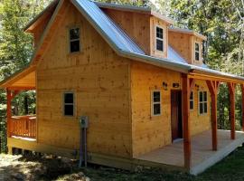 Cozy Family-Friendly Cabin with Private Outdoor Jacuzzi near Huntington, West Virginia, ξενοδοχείο σε Genoa