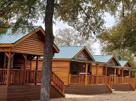 Texas State Glamping in this Charming Cabin Rental for Six in Pipe Creek, hotel v destinaci Pipe Creek