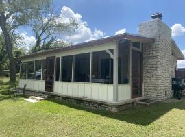 Wonderful Riverside Retreat in Wimberley, Texas, for Glorious Glamping Getaways, hotel v destinaci Wimberley