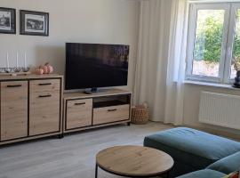 Moderne 3-Zimmer-Ferienwohnung direkt am Saaleradwanderweg, хотел в Хале дер Зале