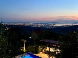 Holiday House Vita - Heated pool, Large massage tub and Sports court