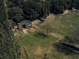 Parcel Tiny House Barroux, entour&eacute; par les lamas pr&egrave;s du Mont Ventoux, миниатюрный дом в городе Le Barroux