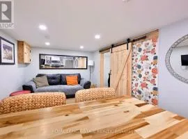 Private Boho Brampton Stay-Pets OK & Walk to GO