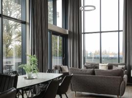 Skyline Serenity: Exquisite 3-Bedroom Ultra-Luxury Penthouse, hotel i Belfast