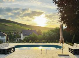 Romantic getaway with pool & panoramic vineyards, ξενοδοχείο σε Eltville