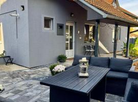 Moderna kuca u centru- dve spavaće sobe, parking u okviru dvorista, ξενοδοχείο σε Jagodina