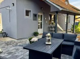 Moderna kuca u centru- dve spavaće sobe, parking u okviru dvorista