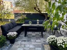 Prostran moderan apartman110 kvadrata u centru- 2 spavaće sobe, parking u dvoristu