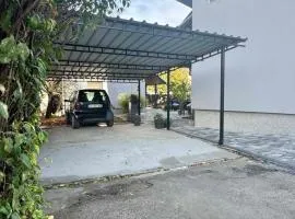 Prostrana moderana kuca u centru- 2 spavaće sobe, parking u dvoristu