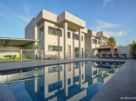 וילות היוקרה עידן הנוף ואחוזת אסתובן, hotel v destinaci Ya‘ara