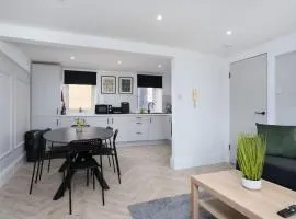 Modern 5 BED-2 BATH Apartment