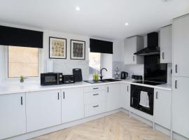 Modern 5 BED-2 BATH Apartment, hotel v destinaci Galashiels