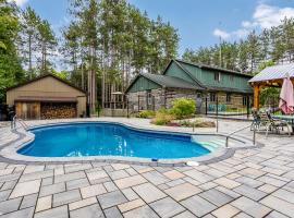 The Pines Woodland Retreat With Pool and Outdoor Pavilion, hotel v destinaci Oxford Mills