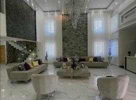 Villa Lujosa en Boca Chica, hotel in Cuevas