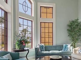 Cozy Three-Bedroom Oceanfront Apartment with Direct Beach Access, Hotel in Jacksonville Beach