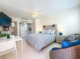 Exclusive studio steps to the beach with pool, ξενοδοχείο σε Hollywood Beach